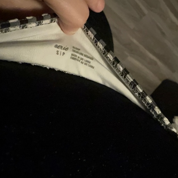 💸CLEARANCE 4 for $15💸 Arie Black and White Ruffled Bathing Suit Top - Picture 3 of 5